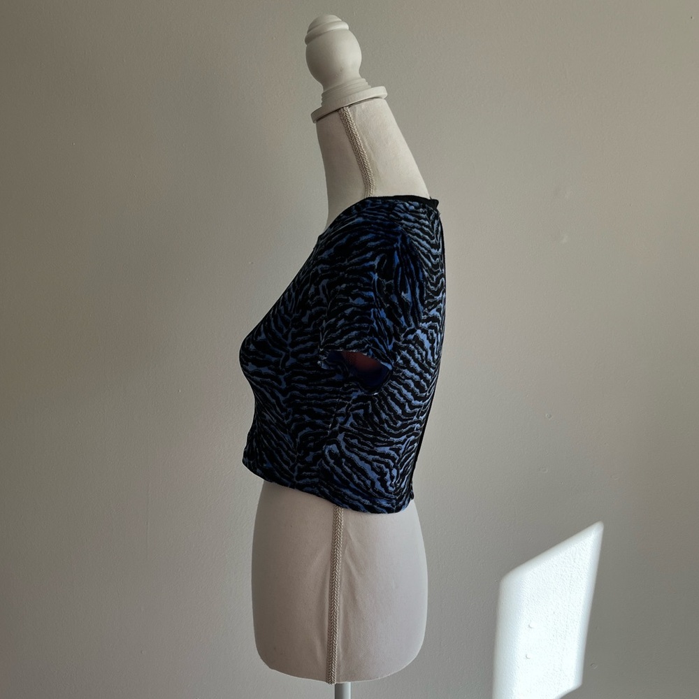 UO Kaleo Velour Short Sleeve Cropped Top - Picture 11 of 15